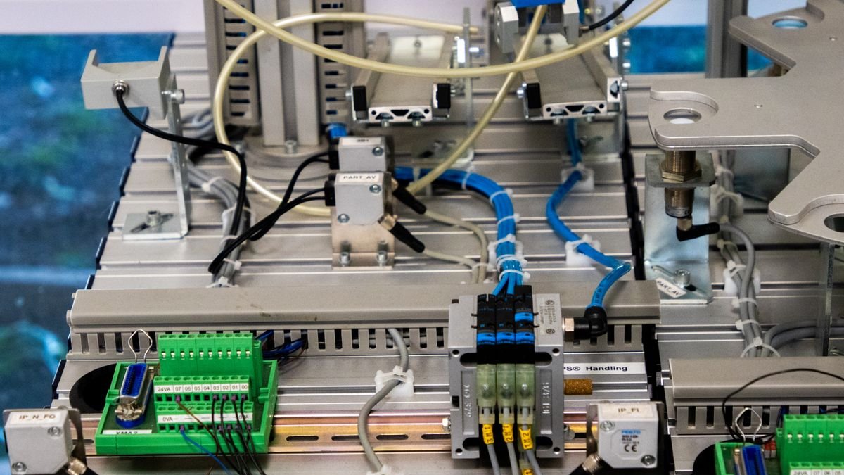 Automation cell wiring with sensor connectors, terminal blocks, and pneumatic components