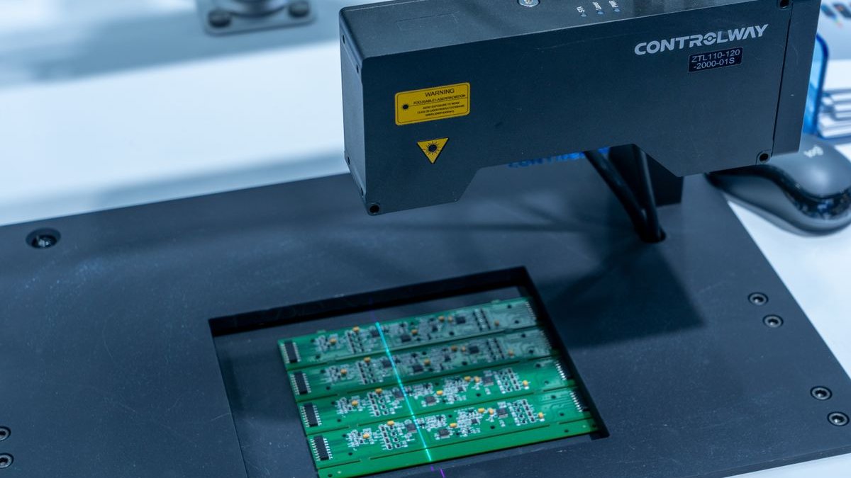 Automated machine vision inspection system scanning circuit boards on a production line