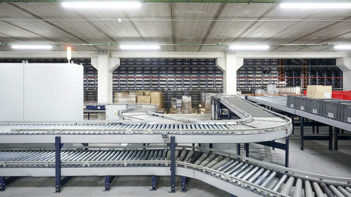 Roller conveyors with curves and transfers in a warehouse